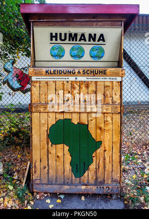 Berlin Dahlem. Boîte de collecte de charité Humana pour Vêtements & Chaussures Banque D'Images