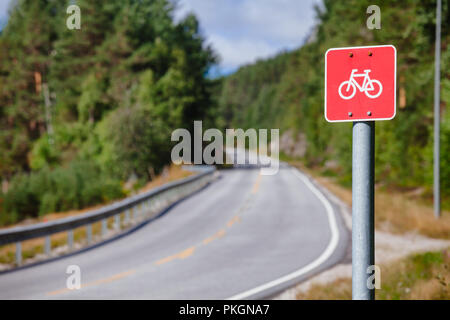 Signe de route sur une randonnée à vélo dans le sud de la Norvège Banque D'Images