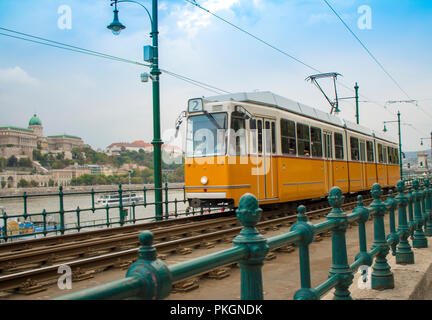 Orange classique déménagement tramway entre les stations. Budapest, Hongrie. Banque D'Images