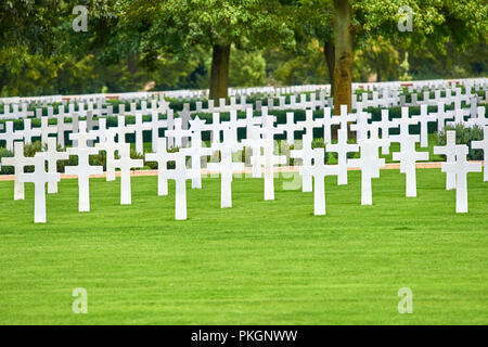 Des lignes et des lignes de pierres tombales au cimetière américain et mémorial, Madingley, Cambridge, Angleterre. Banque D'Images