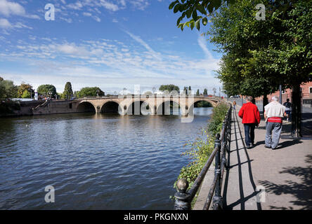 Les hommes marchant à côté Pont sur la rivière Sept Worcester Angleterre UK Banque D'Images