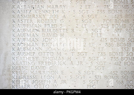 Nom sur le mur des disparus au cimetière américain et mémorial, Madingley, Cambridge, Angleterre. Banque D'Images