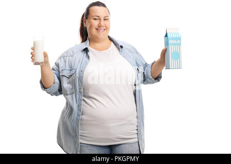 L'excès de femme avec un verre de lait et un carton de lait isolé sur fond blanc Banque D'Images