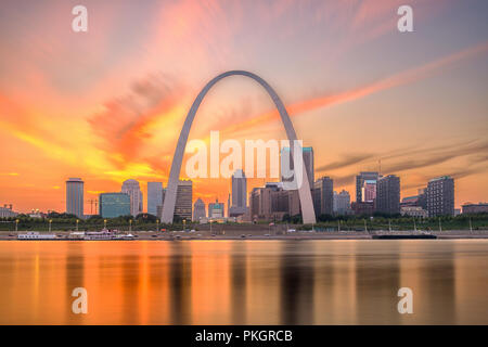St Louis, Missouri, USA Centre-ville paysage urbain avec l'arche et courthouse au crépuscule. Banque D'Images