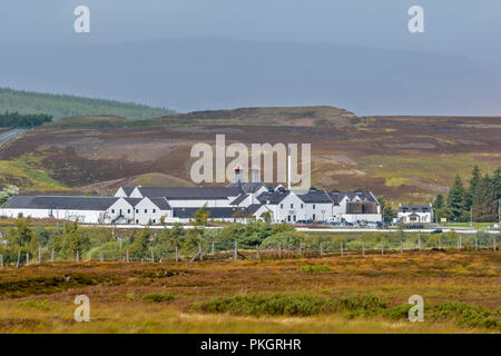 La distillerie de whisky DALWHINNIE ÉCOSSE AVEC HEATHER ET HERBES D'AUTOMNE Banque D'Images