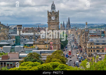 Ecosse Edimbourg Princes Street et de la foule AUSSI LE TOUR DE L'HORLOGE DE L'HÔTEL BALMORAL Banque D'Images