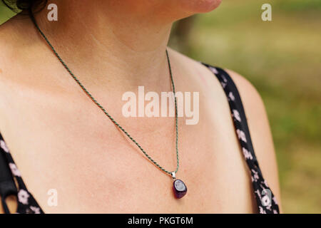 Femme portant un collier d'Améthystes Banque D'Images