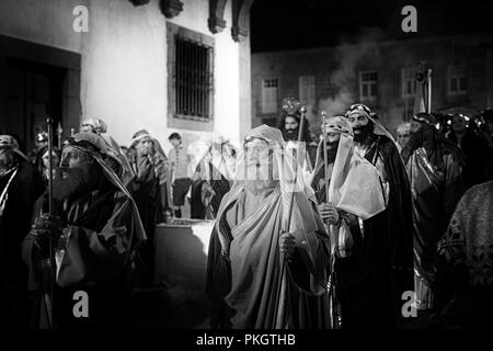 Paris, France - 1 Avril 2010 : figurants dans la semaine sainte procession d'Ecce Homo (High ISO photo) Banque D'Images