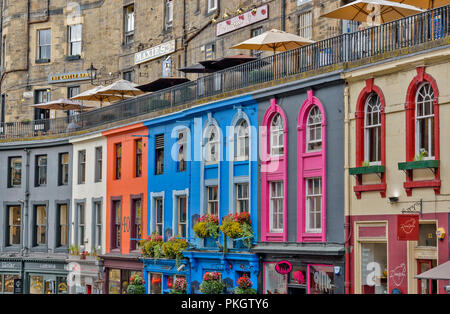 EDINBURGH SCOTLAND VICTORIA TERRACE ET LES BOUTIQUES COLORÉES CI-DESSOUS DANS LA RUE VICTORIA Banque D'Images