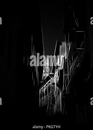 Rue étroite de Porto avec Tour des Clercs sur l'avant-plan. Travail numérique sur une photo de la mienne. Banque D'Images