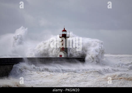 Vieux fleuve Douro bouche leuchtturm embrassed par vagues supérieures à dix mètres de hauteur est originaire de vents forts avec des rafales à plus de 100 kilomètres. Banque D'Images