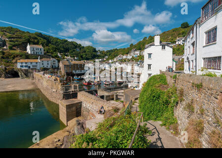 Bateaux de pêche dans le port et la construction de murs blancs sous un ciel bleu du Sud, Polperro à Cornwall, England, UK Banque D'Images