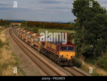 Pas de locomotive diesel DB Cargo passe 66037 Berkley près de Westbury à Somerset avec un court train de ballast sur la voie de Saltash à Cornwall. Banque D'Images