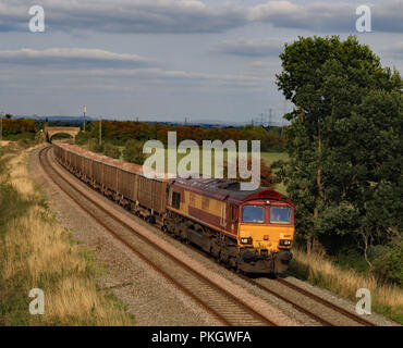 Pas de locomotive diesel DB Cargo passe 66199 Berkley près de Westbury à Somerset avec une pluie de pierres vide à partir de l'ouest de Londres à Whatley carrière le 28.8.18 Banque D'Images