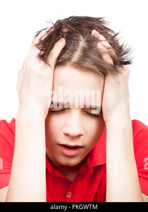 Portrait de jeune garçon tenant ses mains sur la tête souffrant de migraine isolé sur fond blanc Banque D'Images