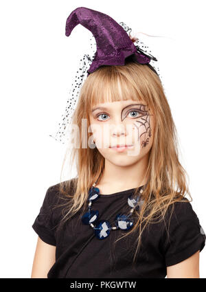 Portrait de petite Fille habillée en sorcière pour Halloween à la caméra à isolé sur fond blanc Banque D'Images