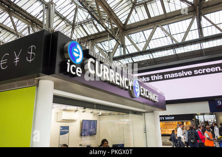 International Currency Exchange (ICE) de la succursale de la gare de Waterloo (Londres, UK Banque D'Images