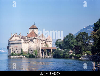 Château de Chillon, Château de Chillon sur les rives du lac de Genève, Suisse. Photo originale prise en août 1975 en 35mm film dia. Banque D'Images