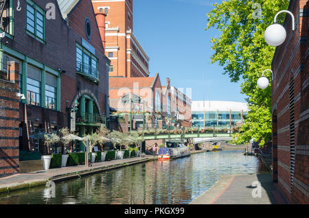 Bars et restaurants sur le côté du canal à Brindley Place, Birmingham Banque D'Images