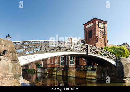 Pont de fer faite par Horseley Iron Works dans le Staffordshire en 1827, traverse le canal de Birmingham vieux dans le centre-ville de Birmingham Banque D'Images