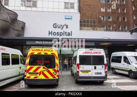 Les ambulances attendent devant Guy's Hospital, Grand Étang de labyrinthe, London, SE1, UK Banque D'Images