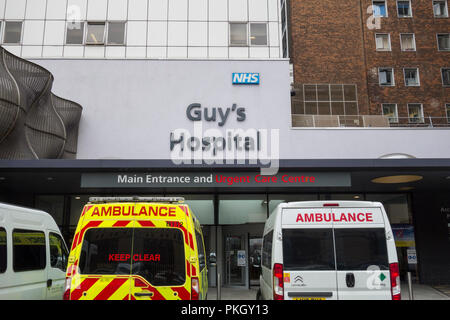 Les ambulances attendent devant Guy's Hospital, Grand Étang de labyrinthe, London, SE1, UK Banque D'Images