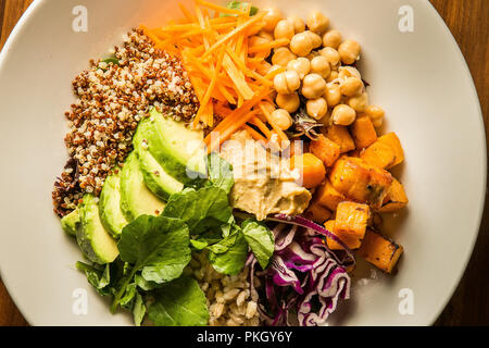 Salade végétarienne, peut ajouter la viande ou les crevettes fruits de mer. La photographie de studio Pap Arpi Banque D'Images