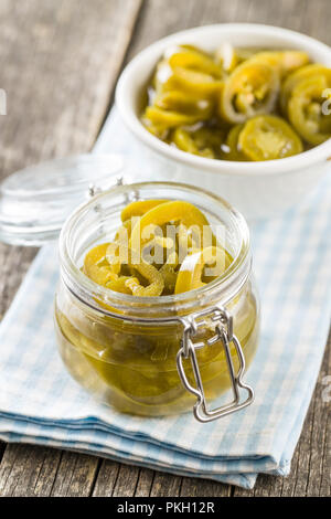 Tranches de Piment Jalapeno conservé dans un bocal. Banque D'Images