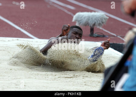 Cavalier de Hugues Fabrice Zango (Équipe Afrique ; Myanmar/Birmanie) en compétition lors de la Coupe Continentale de l'IAAF Ostrava 2018, à Ostrava, en République tchèque, sur Banque D'Images