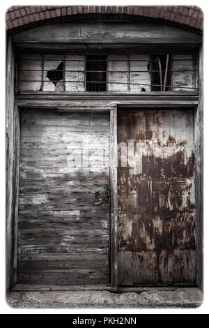 En bois texturé et rouillés et portes d'acier pour une construction ancienne Banque D'Images