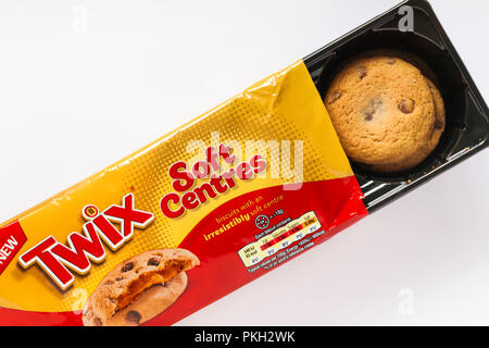 De nouveaux paquets Twix Soft avec un biscuit Centres douceur irrésistible center situé sur fond blanc - ouvert pour afficher contenu Banque D'Images