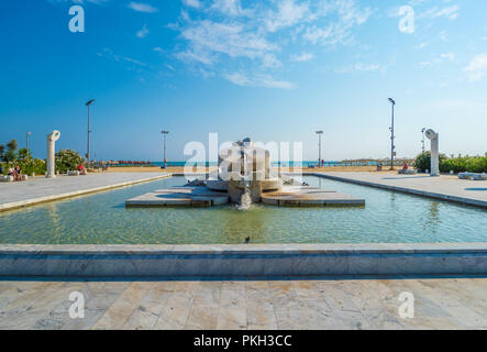 Pescara (Italie) - Le centre historique moderne de la ville de mer en région des Abruzzes, au cours d'un dimanche matin d'été. Banque D'Images