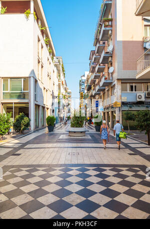 Pescara (Italie) - Le centre historique moderne de la ville de mer en région des Abruzzes, au cours d'un dimanche matin d'été. Banque D'Images