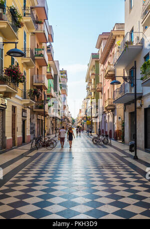 Pescara (Italie) - Le centre historique moderne de la ville de mer en région des Abruzzes, au cours d'un dimanche matin d'été. Banque D'Images