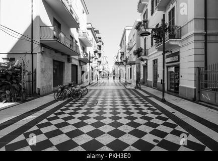 Pescara (Italie) - Le centre historique moderne de la ville de mer en région des Abruzzes, au cours d'un dimanche matin d'été. Banque D'Images