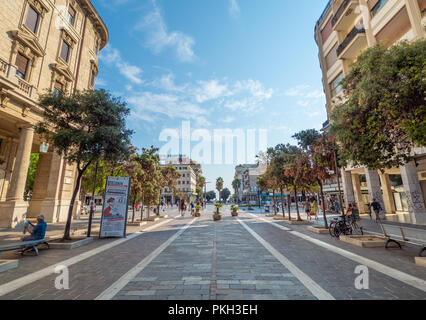 Pescara (Italie) - Le centre historique moderne de la ville de mer en région des Abruzzes, au cours d'un dimanche matin d'été. Banque D'Images