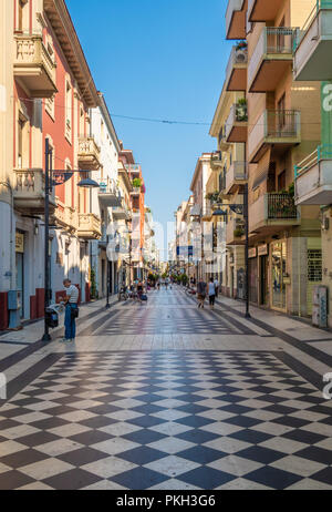 Pescara (Italie) - Le centre historique moderne de la ville de mer en région des Abruzzes, au cours d'un dimanche matin d'été. Banque D'Images