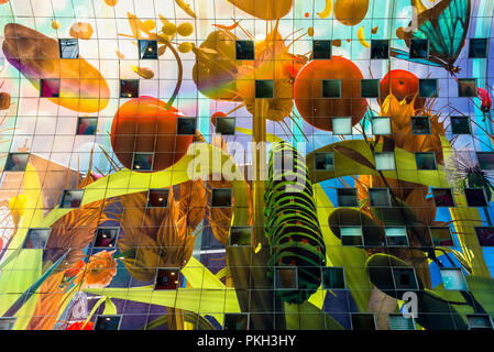 Rotterdam, Pays-Bas - 14 Avril 2017 : thème floral Nature design intérieur de plafond Markthal Halle à Rotterdam , Pays-Bas Banque D'Images