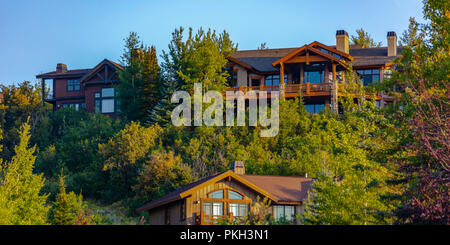 Maison avec vue sur parc en ville panos Banque D'Images