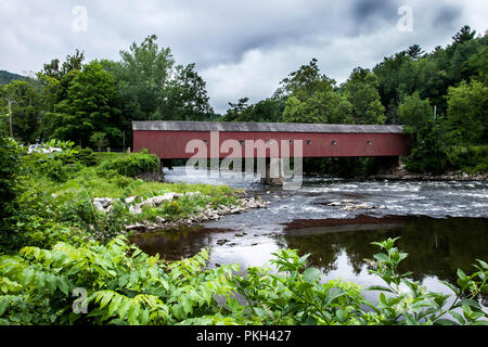 CORNVALL WEST, NEW YORK - 15 juillet 2015 : La 1864 West Cornwall Pont couvert en vue de Sharon, également connu sous le pont, Hart est un tru de treillis de bois Banque D'Images