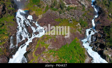 Vue aérienne de Latefossen Cascade des feux au coucher du soleil en été, la Norvège Banque D'Images