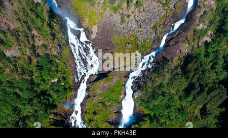 Vue aérienne de Latefossen Cascade des feux au coucher du soleil en été, la Norvège Banque D'Images