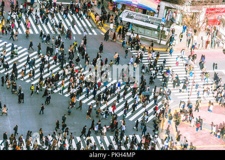 TOKYO, JAPON - 14 Jan 2017 : croisement de Shibuya scramble piétons pendant les heures de pointe d'hiver Banque D'Images