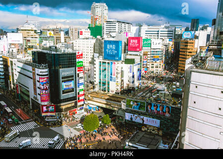 TOKYO, JAPON - 14 Jan 2017 : croisement de Shibuya scramble piétons pendant les heures de pointe d'hiver Banque D'Images