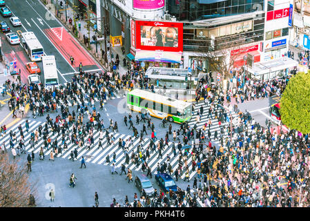 TOKYO, JAPON - 14 Jan 2017 : croisement de Shibuya scramble piétons pendant les heures de pointe d'hiver Banque D'Images