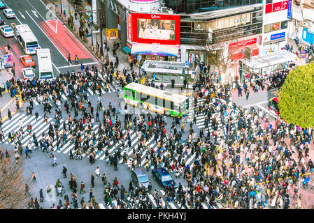 TOKYO, JAPON - 14 Jan 2017 : croisement de Shibuya scramble piétons pendant les heures de pointe d'hiver Banque D'Images