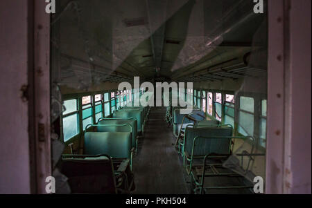 Regardant à travers un verre cassé à l'intérieur d'un vieux train Banque D'Images