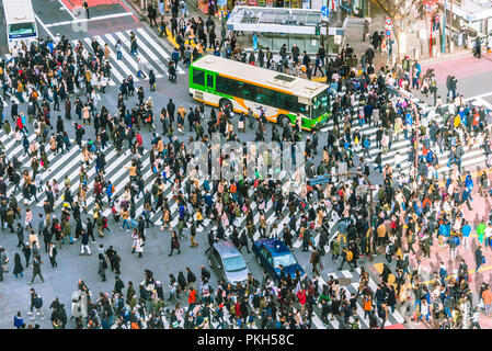 TOKYO, JAPON - 14 Jan 2017 : croisement de Shibuya scramble piétons pendant les heures de pointe d'hiver Banque D'Images