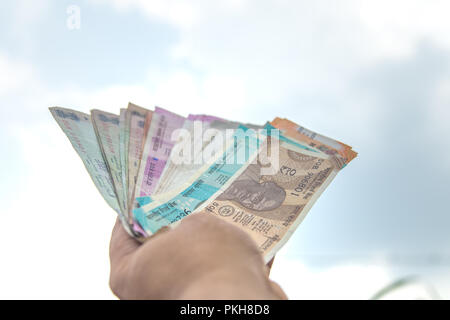 Roupies indiennes dans la main. Plusieurs Indiens service note tenue à la main. Banque D'Images