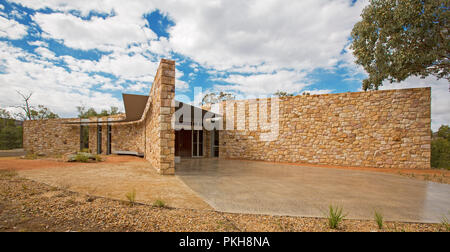 Vue panoramique du bâtiment moderne de la fonction publique, centre de visiteurs à Warrumbungle National Park, avec un design unique et construite en pierre de pays, en in Banque D'Images